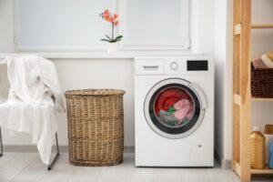 Het wassen van kleding in een wasmachine