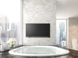TV in luxe badkamer